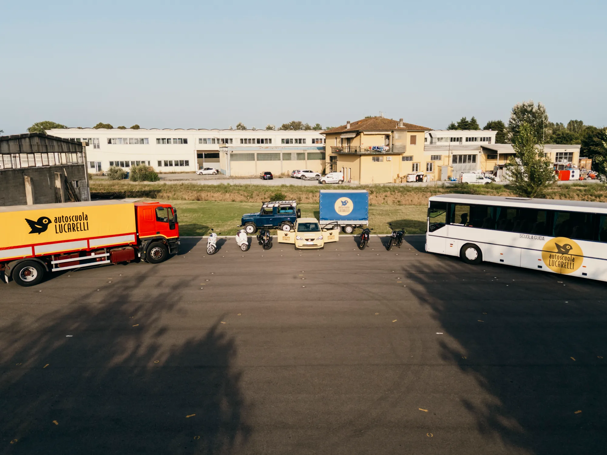 La flotta di mezzi dell'autoscuola Lucarelli: camion, bus, auto, moto e scooter